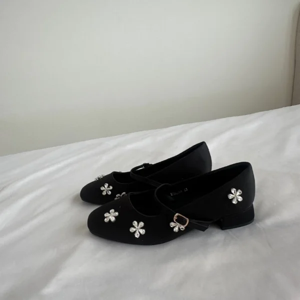 รองเท้าแมรี่เจนผู้หญิง ผ้าซาตินแต่งเพชรดอกไม้ หวานหรู (สีดำ)